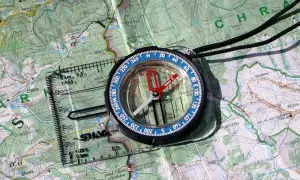 Kompas magnetyczny: wybierz najlepszy model do nawigacji terenowej