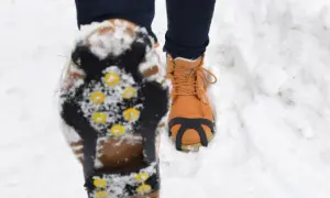 Buty na lód: Jak wybrać te, które chronią przed upadkiem?