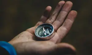 Kompas w lesie: Jak nawigować bezpiecznie? Praktyczny poradnik
