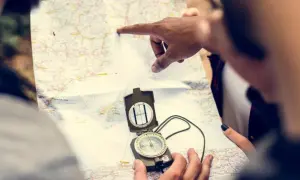 Jak używać kompasu wojskowego? Instrukcja krok po kroku