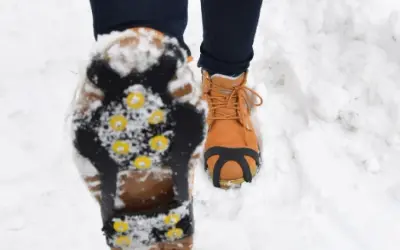 Buty na lód: Jak wybrać te, które chronią przed upadkiem?