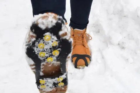 Buty na lód: Jak wybrać te, które chronią przed upadkiem?