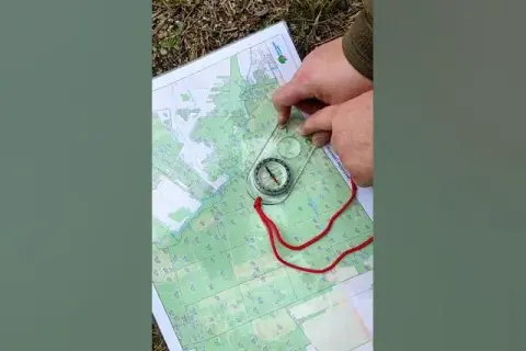 Jak wyznaczyć azymut na mapie? Praktyczny poradnik krok po kroku
