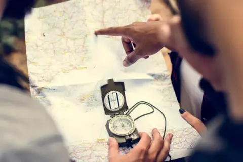 Jak używać kompasu wojskowego? Instrukcja krok po kroku