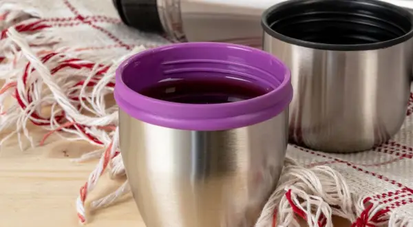 Jak usunąć zapach kawy z termosu? Domowe sposoby