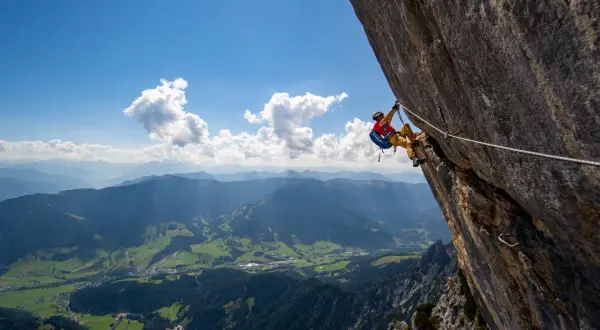 Via ferrata: czym jest, jak zacząć i sprzęt. Poradnik