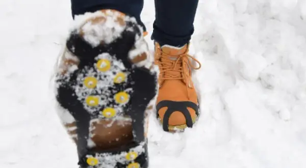 Buty na lód: Jak wybrać te, które chronią przed upadkiem?