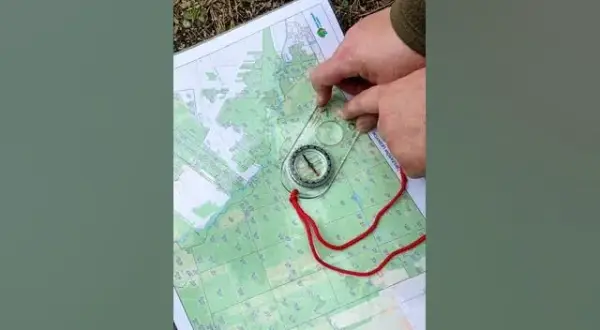 Jak wyznaczyć azymut na mapie? Praktyczny poradnik krok po kroku