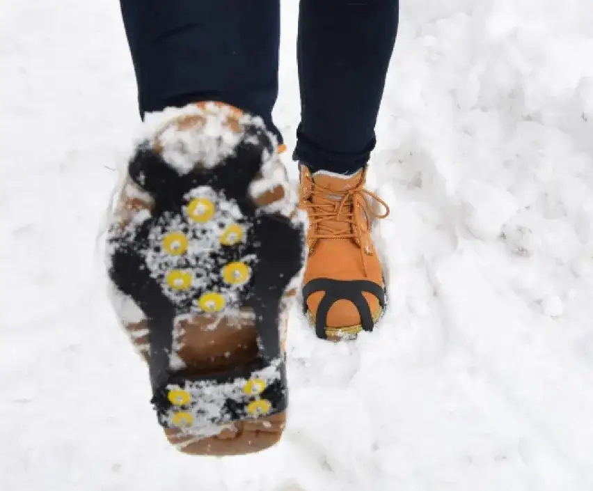Buty na lód: Jak wybrać te, które chronią przed upadkiem?