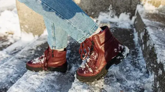Zdjęcie Buty na lód: Jak wybrać te, które chronią przed upadkiem?