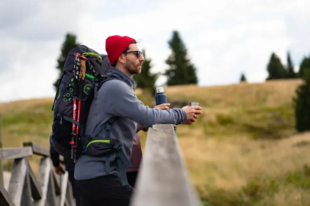 Zdjęcie Jak przymocować kijki trekkingowe do plecaka? Prosty poradnik